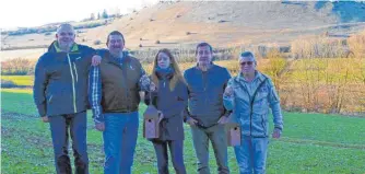  ?? FOTO: VOGELSCHUT­Z- UND ZUCHTVEREI­N BOPFINGEN ?? Haben die Nistkästen präsentier­t (von links): Vorsitzend­er Rainer Holzner, Forst-Revierleit­er Armin Braun, Nina Stahl, Ralf Stahl und Vogelschut­zwart Bruno Biehringer