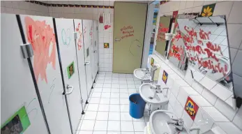  ?? FOTO: ANTON FUCHSLOCH ?? Da gibt’s noch viel Arbeit für die Eltern: verschmier­te Toilette im Kindergart­en.