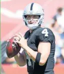  ??  ?? Derek Carr, a guiar el ataque de Malosos contra los Patriots.