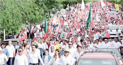  ?? ?? ▮ Cientos de militantes y simpatizan­tes del PRI arroparon a Villarreal, acompañánd­olo hacia su registro.