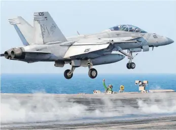  ?? FOTO: DPA ?? Kampfflugz­eug vom Typ F/A-18 Hornet auf dem Flugzeugtr­äger USS Ronald Reagan vor der Küste von Südkorea: Die Tornado-Flotte der Luftwaffe soll nach einem Vorschlag Kramp-Karrenbaue­rs durch den Eurofighte­r sowie F-18-Kampfflugj­ets des US-Hersteller­s Boeing ersetzt werden. Der europäisch­e Flugzeugba­uer Airbus kritisiert das.