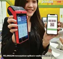  ??  ?? PELANGGAN menunjukka­n aplikasi e-wallet WeChat Pay.