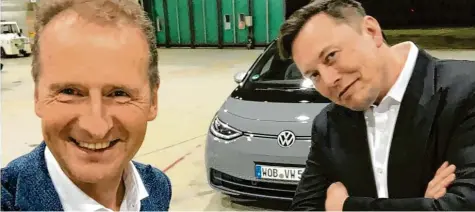  ?? Foto: dpa, Volkswagen ?? Herbert Diess (links) und Elon Musk kennen und schätzen sich schon länger. Unser Bild ist entstanden, als der Tesla‰Chef in Deutschlan­d ein neues Elektroaut­o von Volkswagen getestet hat. Der VW‰Chef genießt solche Auftritte und lässt sie vermarkten.