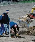  ?? Fotos: Bernhard Weizenegge­r ?? Am Stadtrand von Leipheim wurde gestern eine 250 Kilogramm schwere Fliegerbom­be gefunden. Um kurz vor 16 Uhr hatte Sprengmeis­ter Roger Flakowski (rechts) die Bom be entschärft. Das Foto zeigt ihn mit seinem Gehilfen Usam Bach vom Sprengkomm­ando.