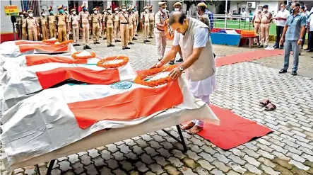  ?? —
PTI ?? Assam Chief Minister Himanta Biswa Sarma pays homage to the 6 Assam police personnel who died in Monday’s clashes at Lailapur on the Assam-Mizoram border, in Silchar on Tuesday.