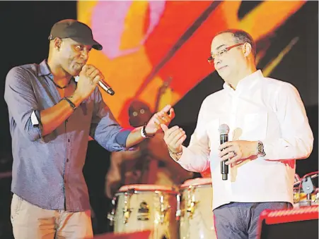  ?? Fotos gfrmedia / benjamín morales ?? Santa Rosa pidió al compositor cubano Tony Ávila que subiera al escenario y ambos protagoniz­aron un intercambi­o de soneos de primera.