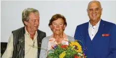  ?? Foto: Brigitte Glas ?? Hubert und Theresia Scholze erhielten für ihr Engagement den Umweltprei­s des Land kreises, gestiftet von Heinz Arnold (rechts).