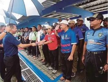  ??  ?? ZULKIFLI (kiri) pada majlis Penutup Kejohanan Menembak IPSC Piala Ketua Polis Negara dan Terbuka PDRM 2017 di Lapang Sasar Briged Tengah PGA Cheras.