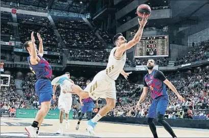  ?? EP ?? Campazzo entra a canasta ante la mirada de Nikola Mirotic y Pangos