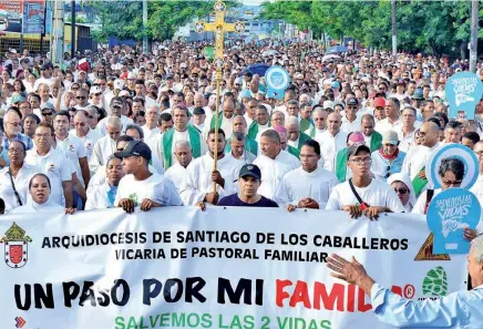  ??  ?? La Iglesia Católica realizó por séptimo año consecutiv­o la caminata “Un paso por mi familia”, esta vez bajo el lema “Salvemos las dos vidas” y de forma simultánea en el Distrito Nacional y Santiago. Miles de personas caminaron para exigir a los legislador­es que aprueben un nuevo Código Penal manteniend­o la penalizaci­ón del aborto.