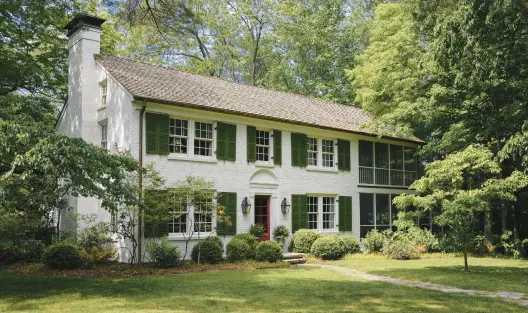  ?? KENDRICK BRINSON/THE NEW YORK TIMES PHOTOS ?? The mountain home of Jon and Keith Meacham is wrapped in a mantle of forest on the campus of Sewanee: the University of the South.