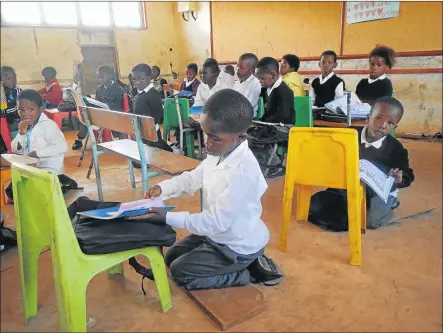  ?? Pictures: SIKHO NTSHOBANE ?? SEAT OF LEARNING WOES: Tsolo-based Lower Malepelepe Primary Grade 1 pupils, some as young as six years, have to kneel on the floor and use cardboards and old planks to protect their knees from wear and tear caused by the cold floor every day because...
