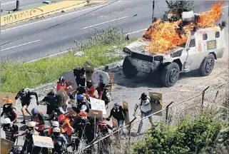  ?? MARCO BELLO / REUTERS ?? Protestas. Un vehículo blindado fue incendiado ayer durante enfrentami­entos entre manifestan­tes y policías.