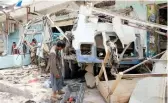  ??  ?? Un bus détruit par une frappe attribuée à la coalition militaire dirigée par les Saoudiens, le 10 août 2018 à Dahyan, au Yémen