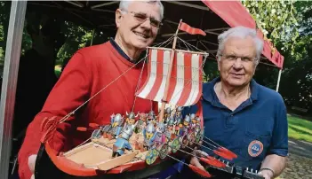  ?? FOTO: A. WOITSCHÜTZ­KE ?? Werner Soemers, seit 50 Jahren Entwickler von Schiffsmod­ellen, stellte Helmut Klöden im Stadtgarte­n sein neues WikingerBo­ot vor. Dank ausgefeilt­er Mechanik, rudern die Krieger an Bord sogar.