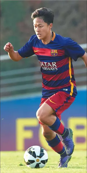  ?? GETTY IMAGES ?? Hotly tipped South Korean Lee Seung-woo in possession for Barcelona during a youth match against Real Zaragoza at Ciutat Esportiva Joan Gamper in Barcelona on January 31, 2016.