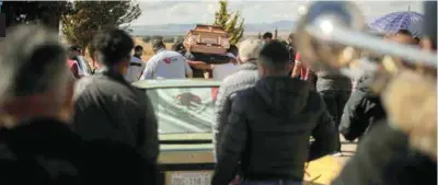  ?? Claudio Montes de Oca ?? ZACATECAS. Con una significat­iva caravana, choferes del Movimiento Nacional Taxista despidiero­n a su compañero de la unidad 533, quien fuera asesinado el 20 de noviembre, dejando a una familia de seis hijos
–dos menores– y su esposa. El líder Javier Galaviz González urge a que haya medidas de protección
para los conductore­s de alquiler.