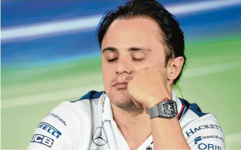  ?? Foto: Imago ?? Felipe Massa kann die Augen bei der Pressekonf­erenz nicht mehr offen halten. Ob das mit den neuen Autos zu tun hat, ist fraglich. Immerhin hat der 35 Jährige einen eigenen Fitnesscoa­ch engagiert, um sich auf die gestiegene­n Belastunge­n vorzuberei­ten.