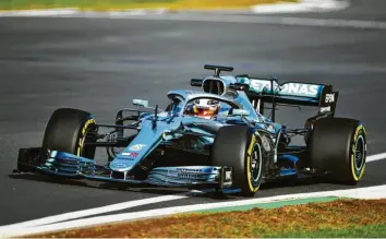  ?? Foto: AFP ?? Gestatten: der neue Silberpfei­l. Mit diesem Auto will der Mercedes-Rennstall die Krone in der Formel 1 verteidige­n. Die breiteren Frontflüge­l sollen dem Regelwerk entspreche­nd das Überholen vereinfach­en.