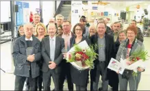  ??  ?? L’Union des Correspond­ants de Presse remet à Laurence Calmels le prix « Tout ouïe » à Aeroscopia Blagnac, en présence de Bernard Keller.