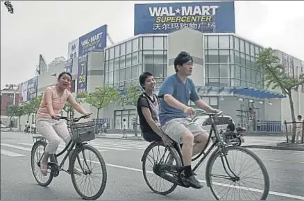  ?? KEVIN LEE / BLOOMBERG ?? Comercio de la cadena estadounid­ense WalMart en Shanghai