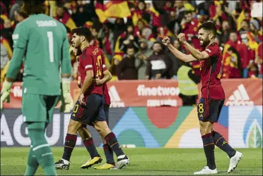  ?? FOTO: EFE ?? Jordi Alba celebra con rabia su gol ante Suiza, que no pudo evitar la derrota de la selección española. El lateral culé culminó una gran asistencia del madridista Marco Asensio, un jugador que no le cierra la puerta al Barça