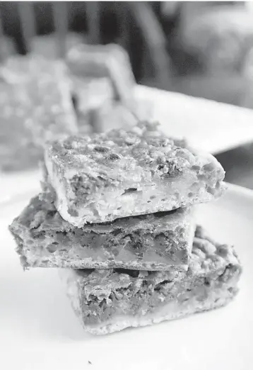  ?? GRETCHEN MCKAY/PITTSBURGH POST-GAZETTE ?? Banana bread teams up with chocolate chips, peanut butter and oatmeal to create a layered brownie that’s just as good for breakfast as it is for dessert.