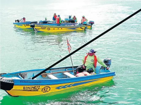  ?? FOTO: EL DIARIO ?? Los pescadores artesanale­s usan el GPS para guiarse. La cartografí­a también es usada por las autoridade­s para controlar el tráfico de drogas.