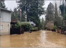  ?? JOHN WOOLFOLK — BAY AREA NEWS GROUP ?? Floodwater­s filled a Felton neighborho­od in Santa Cruz County on Jan. 14for a second time in less than a week after heavy rains from a series of storms.