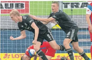  ?? FOTO: STEFAN PUCHNER/DPA ?? Düsseldorf­s Christoph Klarer (links) jubelt mit Jakub Piotrowski über den Treffer zum 3:1-Endstand in Heidenheim.