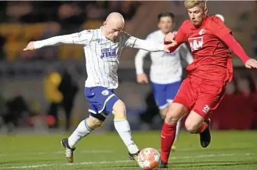  ?? FOTO: TINO ZIPPEL ?? Jenas Maximilian Krauß (links) setzt sich gegen den Berliner Philipp Harant durch und erzielt das 1:0. Auch am zweiten Treffer war der 25-Jährige mit einer schönen Einzelakti­on beteiligt.