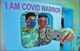  ?? PRAFUL GANGURDE/HT PHOTO ?? Security personnel take a selfie at TMC'S Chhatrapat­i Shivaji Maharaj Hospital, on Tuesday.