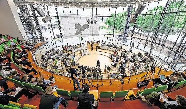  ?? FOTO: ROBERT MICHAEL/DPA ?? Der Grünen-Antrag zur Unterstütz­ung kleiner Schlachtbe­triebe bekam nur mit Hilfe von AfD und BSW eine Mehrheit.