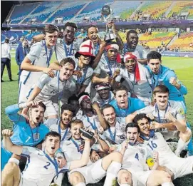  ?? FOTO: EFE ?? La selección inglesa Sub-20, con el trofeo de campeona del mundo