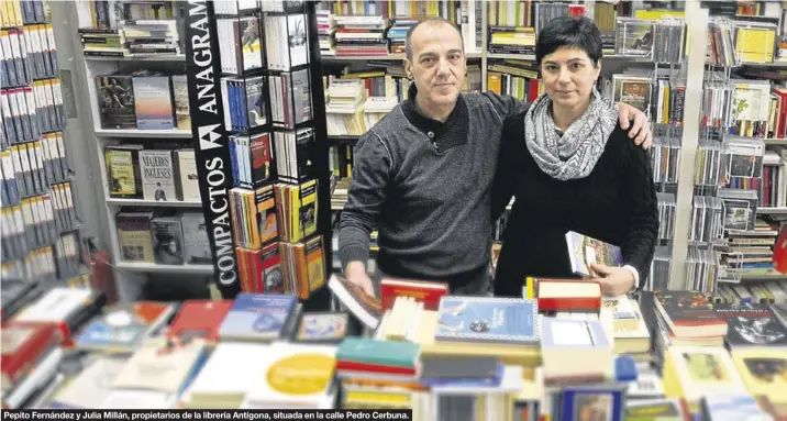  ??  ?? Pepito Fernández y Julia Millán, propietari­os de la librería Antígona, situada en la calle Pedro Cerbuna.