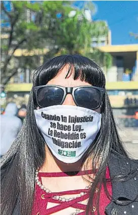  ?? (RAMIRO PEREYRA) ?? Tapabocas. El despliegue gremial incluyó “merchandis­ing”, pancartas contra Llaryora y humo verde. La Justicia no intervino.