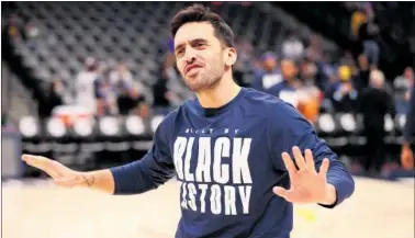  ?? ?? Facundo Campazzo pide calma en un calentamie­nto con Denver Nuggets antes de jugar ante los Pelicans.