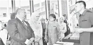  ??  ?? MINGU (kiri) dan Norhaini (dua kiri) bersama tetamu kehormat lain melawat serta beramah mesra dengan peserta pameran pada seminar ICT itu.