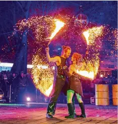  ??  ?? Eine heiße Show: Am Königsplat­z spielen Sara Lang und Fabian Geyrhalter nach 21 Uhr mit dem Feuer – sehr zur Begeisteru­ng der Besucher.