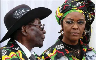 ?? FOTO: PHILIMON BULAWAYO, REUTERS / NTB SCANPIX ?? President Robert Mugabe og førstedame Grace Mugabe deltok i juni på et partimøte i Chinhoyi i Zimbabwe.