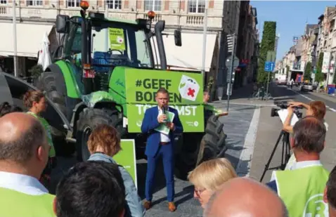  ?? FOTO BOERENBOND ?? Lode Ceyssens diende vrijdag namens Boerenbond een bezwaarsch­rift in tegen het stikstofak­koord van de Vlaamse regering, met een actie aan het Leuvense station.