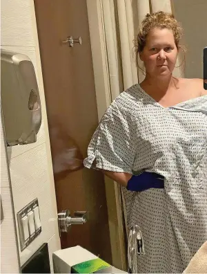  ?? INSTAGRAM/AMYSCHUMER ?? Comedian Amy Schumer erzählt von ihrer Endometrio­se-op.