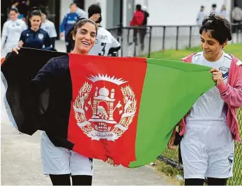  ?? Foto: Profimedia.cz ?? Pryč od Tálibánu Afghánské fotbalové reprezenta­ntky zosnovaly i díky pomoci ze zahraničí náročný únik ze země, které vládne radikální hnutí. Azyl našly v Austrálii, kde mohou ve svém sportování pokračovat.