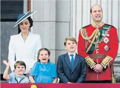  ?? DANIEL LEAL / AFP ?? de Buckingham con sus hijos, Jorge, Carlota y Luis. la salida del hospital donde nació, el 21 de junio de 19$2