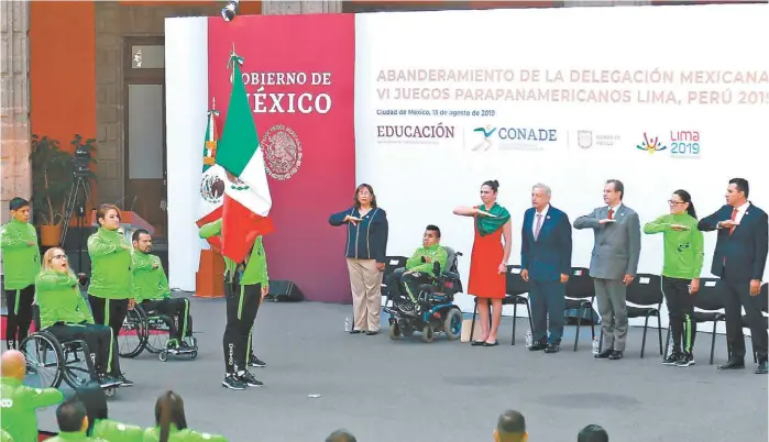  ?? IVÁN LÓPEZ ?? La delegación mexicana fue abanderada por el Presidente ayer en Palacio Nacional.