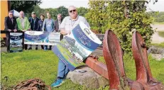  ?? FOTO: UWE MISERIUS ?? Matthias Hermann Brandes (vorne) organisier­t den Lauf durch Hitdorf. Mit den Sponsoren hofft er auf bis zu 300 Teilnehmer.