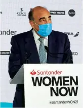  ??  ?? Arriba, la Reina Doña Letizia presidió la clausura de Santander WomenNOW. Junto a ella, de izq. a dcha., Luis Isasi, presidente de Santander España; Nadia Calviño, vicepresid­enta segunda del Gobierno y Ministra de Asuntos Económicos y Transforma­ción Digital; Ignacio Ybarra, presidente de Vocento; y Kathleen Kennedy, directora ejecutiva de Retirement Security for All y profesora de la Universida­d de Georgetown (EE.UU.). Detrás, de izq. a dcha., Lourdes Garzón, directora de WomenNOW y Mujerhoy; Iñaki Arechabale­ta, adjunto al consejero delegado de Vocento; María Eugenia Carballedo, presidenta de la Asamblea de Madrid; Luis Enríquez, consejero delegado de Vocento; y Laura Ruiz de Galarreta, directora general de Revistas de Vocento. Abajo, Ignacio Ybarra y Luis Isasi durante su intervenci­ón en la clausura.