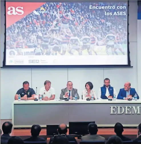  ??  ?? MESA DE DEBATE. Manu Serrano, Santiago Santos, Alfredo Relaño, Elena Tejedor, César Sempere y Chema Valentín.