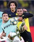  ?? FOTO: ALEX GRIMM / GETTY IMAGES ?? lautaro martinez (links) im Duell mit Dortmunds manuel akanji (rechts).