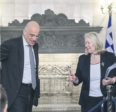  ??  ?? Η συνάντηση ανάμεσα στη διπλωματικ­ή σύμβουλο του Ελληνα πρωθυπουργ­ού Ελένη Σουρανή (εδώ με τον υπουργό Εξωτερικών Νίκο Δένδια) και τον στενό συνεργάτη του Ερντογάν Ιμπραήμ Καλίν ήταν η σταγόνα που ξεχείλισε το ποτήρι για ορισμένους στην κυβερνηση